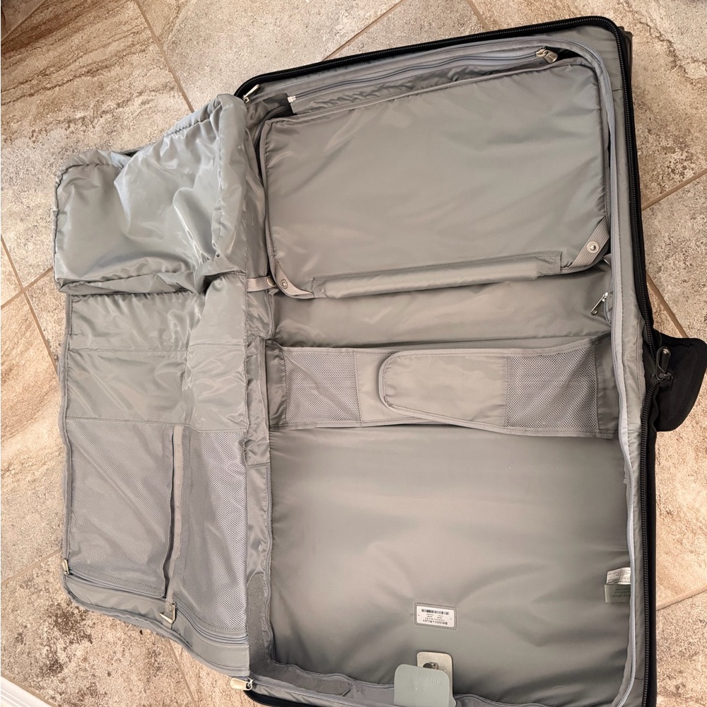 Briggs & Riley Black Garment Carry On 21’ - Picture 8 of 9